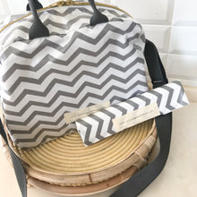 Load image into Gallery viewer, Individual de mesa CHEVRON CINZA