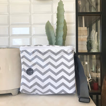 Load image into Gallery viewer, Lancheira grande CHEVRON cinza