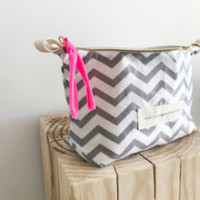 Load image into Gallery viewer, Estojo ou necessaire XL CHEVRON