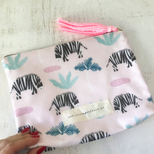Load image into Gallery viewer, Bolsa XL PINK ZEBRAS