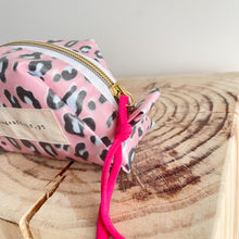 Load image into Gallery viewer, Necessaire pequeno ANIMAL PRINT ROSA