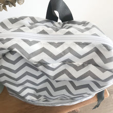 Load image into Gallery viewer, Mochila grande CHEVRON cinza