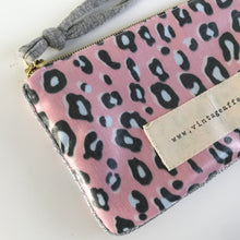 Load image into Gallery viewer, Bolsa pequena ANIMAL PRINT ROSA