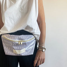 Load image into Gallery viewer, Bolsa de cintura TRACINHOS CINZA