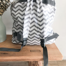 Load image into Gallery viewer, Mochila grande CHEVRON cinza