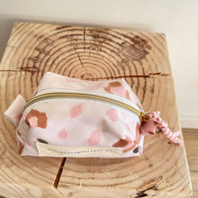 Load image into Gallery viewer, Necessaire pequeno ANIMAL PRINT