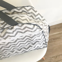 Load image into Gallery viewer, Saco fim de semana CHEVRON cinza