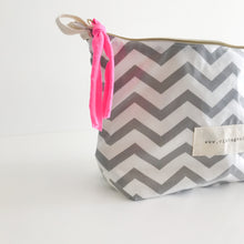 Load image into Gallery viewer, Estojo ou necessaire XL CHEVRON