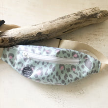Load image into Gallery viewer, Bolsa de cintura de criança ANIMAL PRINT VERDE