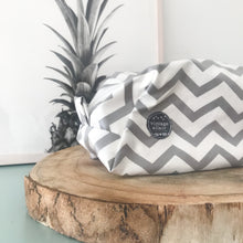 Load image into Gallery viewer, Necessaire grande GREY CHEVRON