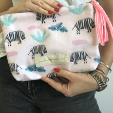 Load image into Gallery viewer, Bolsa XL PINK ZEBRAS