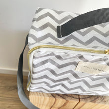 Load image into Gallery viewer, Lancheira BOX CHEVRON
