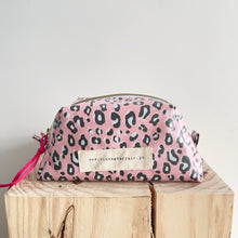 Load image into Gallery viewer, Necessaire grande ANIMAL PRINT ROSA