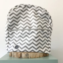 Load image into Gallery viewer, Mochila grande CHEVRON cinza
