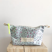 Load image into Gallery viewer, Estojo ou necessaire XL ANIMAL PRINT VERDE