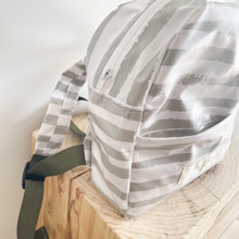 Load image into Gallery viewer, Mochila pequena RISCAS CAQUI