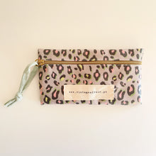 Load image into Gallery viewer, Estojo/ bolsa ANIMAL PRINT CAQUI