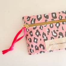 Load image into Gallery viewer, Estojo / bolsa  ANIMAL PRINT ROSA
