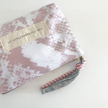 Load image into Gallery viewer, Bolsa grande SNAKE PRINT