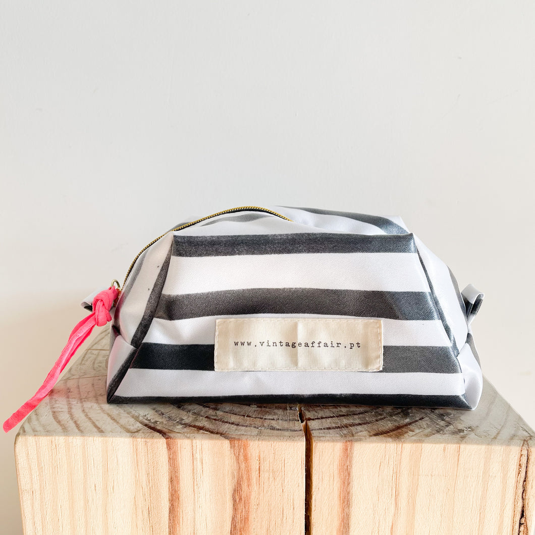 Necessaire grande RISCAS PRETAS