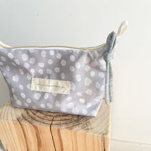 Load image into Gallery viewer, Necessaire XL DOTS CINZA
