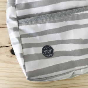 Mochila pequena riscas caqui