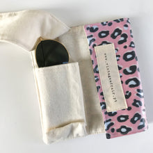 Load image into Gallery viewer, Bolsa para óculos ANIMAL PRINT ROSA