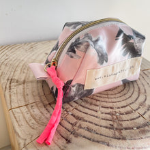 Load image into Gallery viewer, Necessaire pequeno FOLHAS