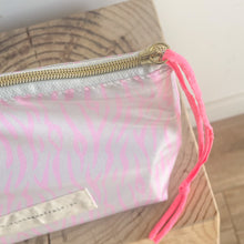 Load image into Gallery viewer, Bolsa térmica ZEBRA ROSA NEON