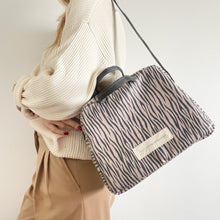 Load image into Gallery viewer, Lancheira ZEBRA TAUPE