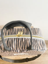 Load image into Gallery viewer, Lancheira ZEBRA TAUPE