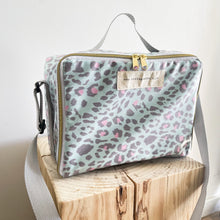 Load image into Gallery viewer, Lancheira BOX animal print verde