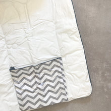 Load image into Gallery viewer, Muda fraldas GREY CHEVRON