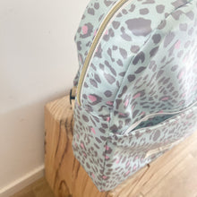 Load image into Gallery viewer, Mochila térmica ANIMAL PRINT VERDE