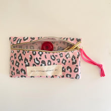 Load image into Gallery viewer, Estojo / bolsa  ANIMAL PRINT ROSA
