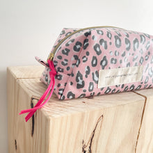 Load image into Gallery viewer, Necessaire grande ANIMAL PRINT ROSA