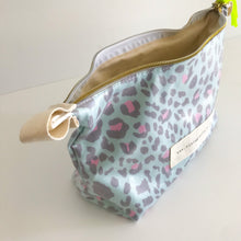Load image into Gallery viewer, Estojo ou necessaire XL ANIMAL PRINT VERDE