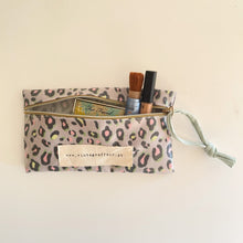 Load image into Gallery viewer, Estojo/ bolsa ANIMAL PRINT CAQUI