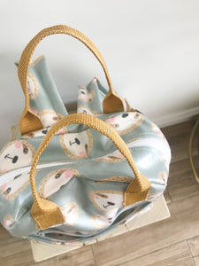 Mochila pequena PREGUIÇA AZUL 🦥