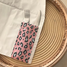 Load image into Gallery viewer, Individual de mesa com bolso ANIMAL PRINT ROSA