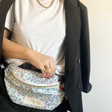 Load image into Gallery viewer, Bolsa de cintura ANIMAL PRINT verde