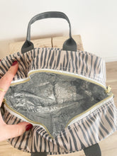 Load image into Gallery viewer, Lancheira ZEBRA TAUPE