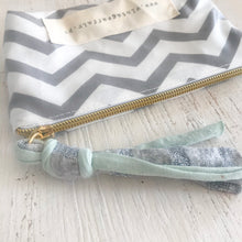 Load image into Gallery viewer, Bolsa pequena CHEVRON cinza
