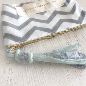 Bolsa pequena CHEVRON cinza