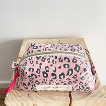 Load image into Gallery viewer, Necessaire grande ANIMAL PRINT ROSA