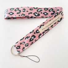 Load image into Gallery viewer, Porta chaves ou telemóvel ANIMAL PRINT ROSA