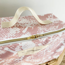 Load image into Gallery viewer, Lancheira BOX SNAKE PRINT