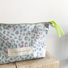 Load image into Gallery viewer, Estojo ou necessaire XL ANIMAL PRINT VERDE