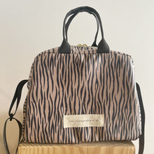 Load image into Gallery viewer, Lancheira ZEBRA TAUPE
