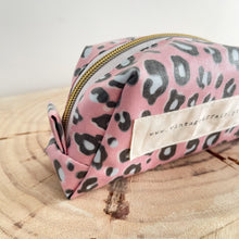 Load image into Gallery viewer, Necessaire pequeno ANIMAL PRINT ROSA